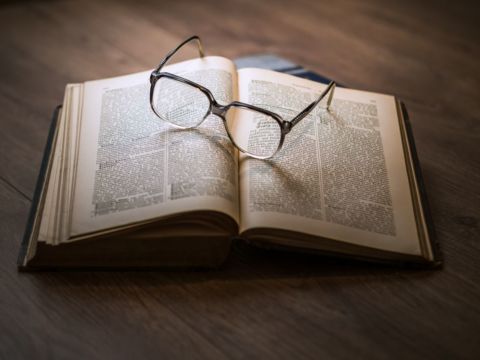 Buch mit Brille zum Studium bzw. Studie