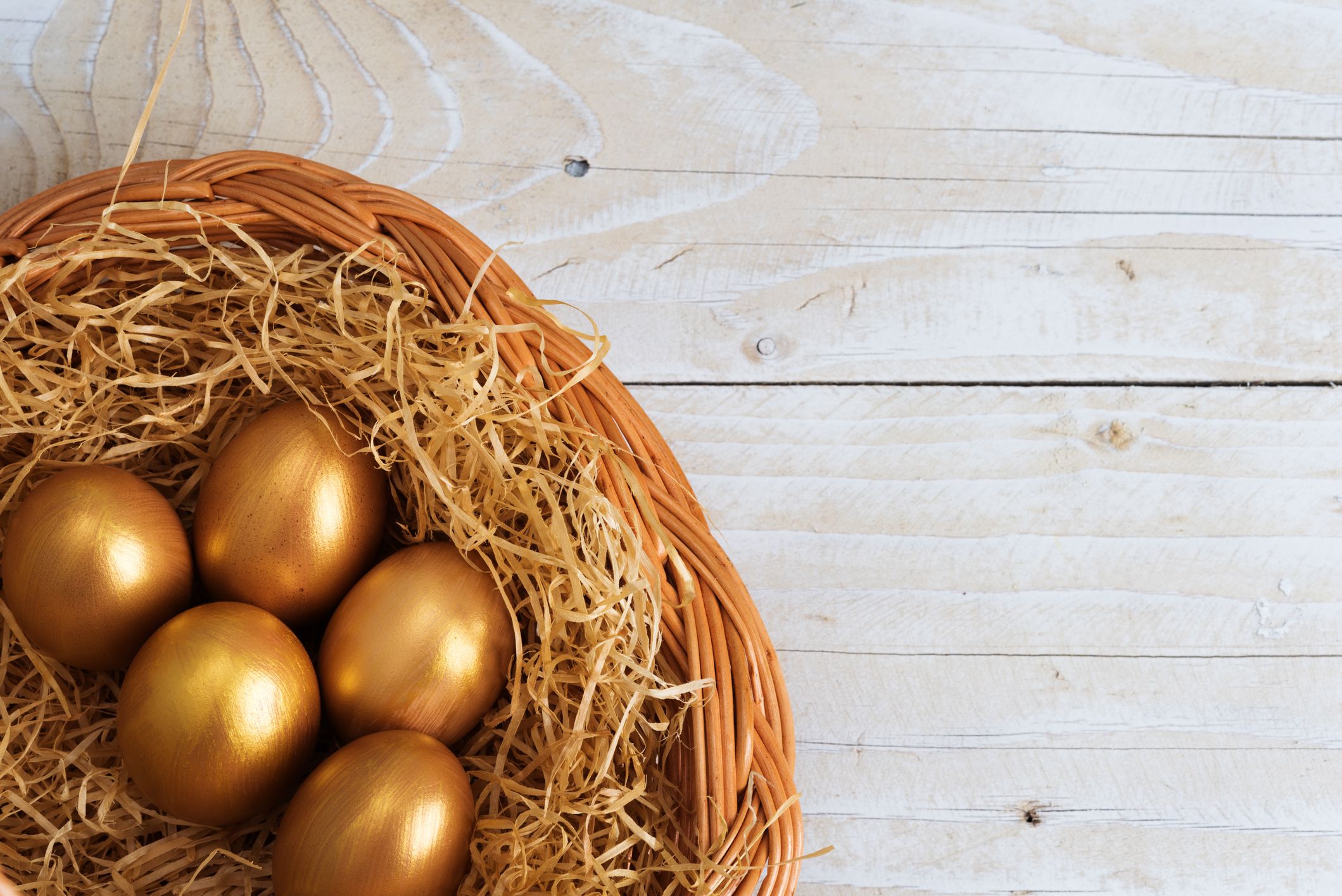 Найдите золотое яйцо. Гнездо из соломы. Солома Пасха. Золотое яйцо. Соломенное яичко это.