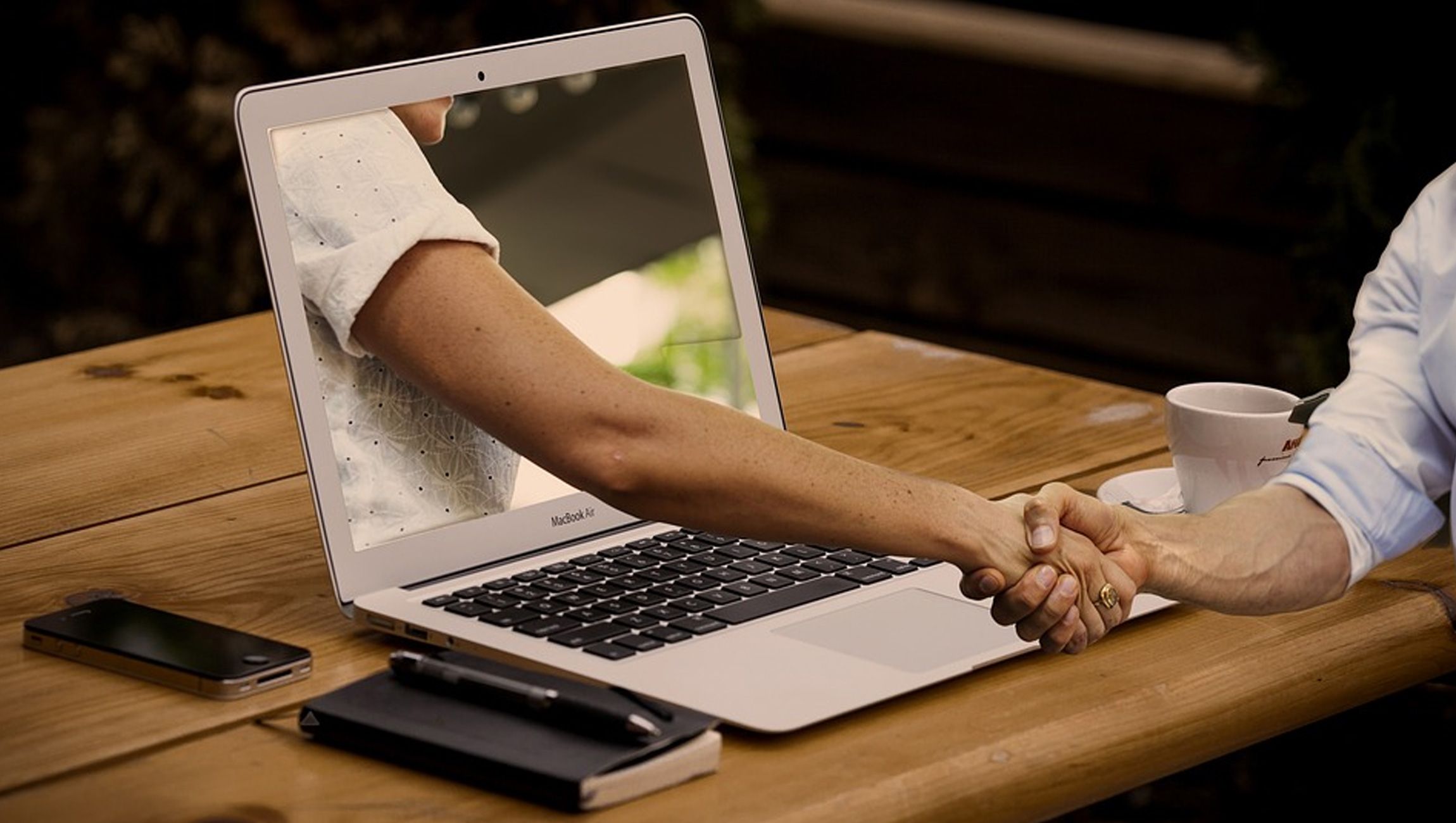 Общение с помощью интернета. Ноутбук руки. Компьютер ноутбук. Человек монитор ноутбука. Компьютер и человек.